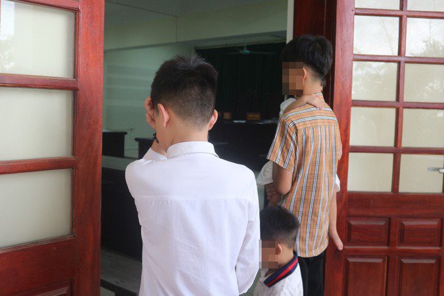 Xót xa những đứa con ôm mặt khóc, ngóng nhìn bố từ bên ngoài phòng xử án.