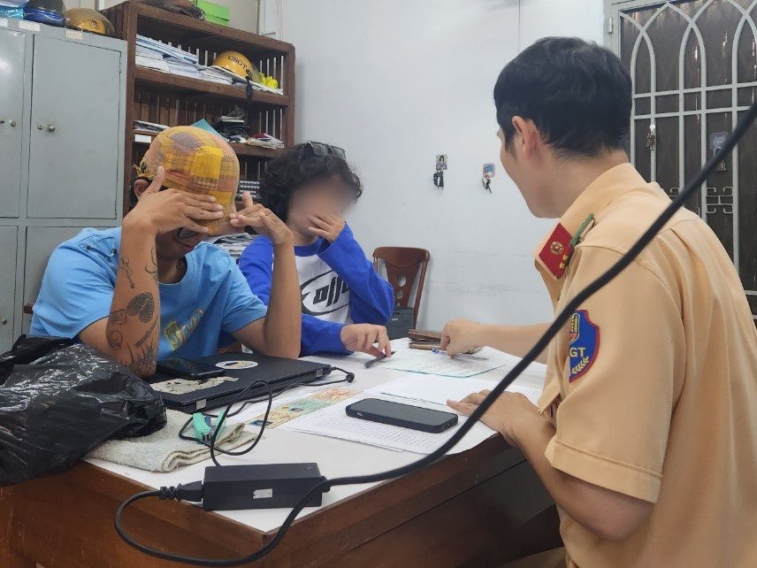 Đôi nam nữ bị xử phạt hành chính
