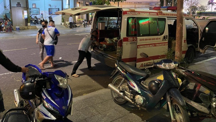 Lực lượng chức năng làm các thủ tục bàn giao thi thể cho gia đình nạn nhân. Ảnh: CTV