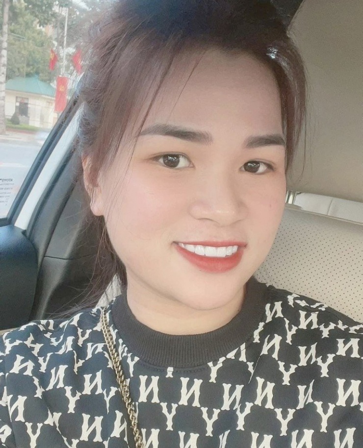 Thúy Quỳnh từng đi xe hơi hạng sang hiệu Lexus thể hiện thành đạt.