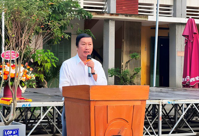 Tân Hiệu trưởng Trường THPT Hai Bà Trưng Lê Triều Sơn.