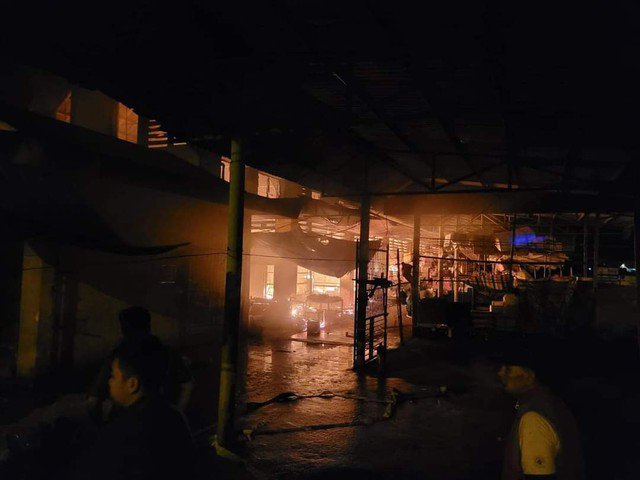 Video chợ Khe Tre bốc cháy dữ dội giữa trời mưa tầm tã - Ảnh 2.