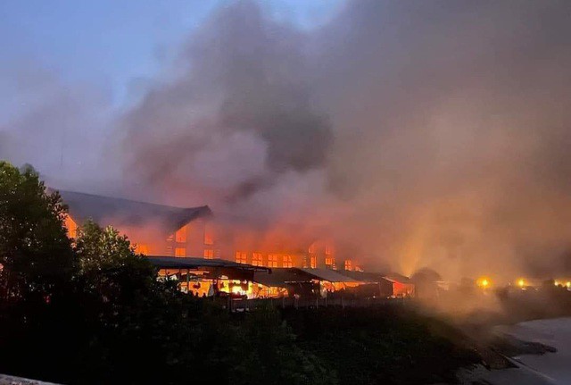 Video chợ Khe Tre bốc cháy dữ dội giữa trời mưa tầm tã - Ảnh 3.