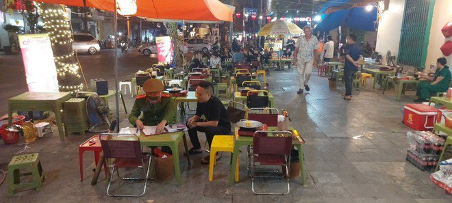 Bên ngoài, một mặt kiểm tra, xử lý bãi trông giữ xe, mặt khác tăng cường giải quyết trật tự đô thị