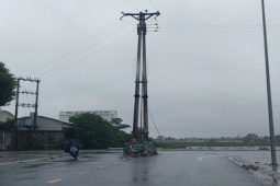 Tin tức trong ngày - Cột điện 'chình ình' giữa ngã ba đường thành phố Hà Tĩnh