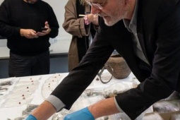 Thế giới - Đào mương, lộ ra kho báu 3.000 năm gây choáng váng