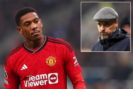 Martial "bật" HLV Ten Hag ngay trên sân, MU bị chê phung phí cơ hội