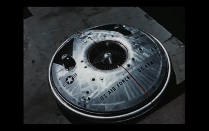 Đĩa bay sử dụng động cơ với cánh quạt lớn ở chính giữa.