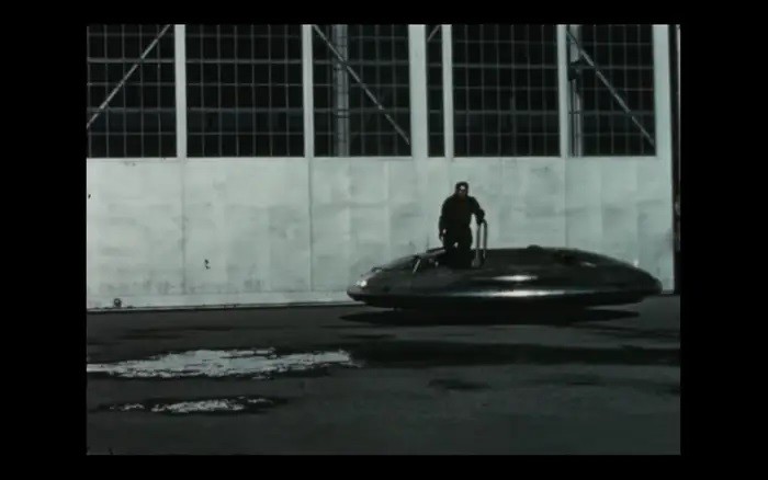 Phi công đứng trên đĩa bay trong quá trình thử nghiệm.