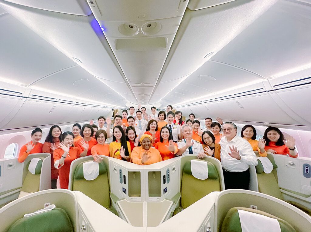 NTK Vũ Thảo Giang chụp ảnh cùng các quan khách tham dự chương trình. Cộng đồng quốc tế đánh giá cao chiến dịch "Tô cam bầu trời Việt Nam - Tô cam bầu trời quốc tế" bởi tính truyền thông, lan toả của chiến dịch. 