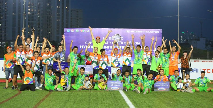 Nghiêm Phạm Holdings ăn mừng chức vô địch