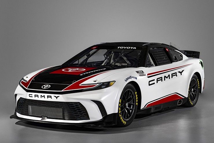 Toyota ra mắt phiên bản đua cho dòng xe Camry XSE - 2