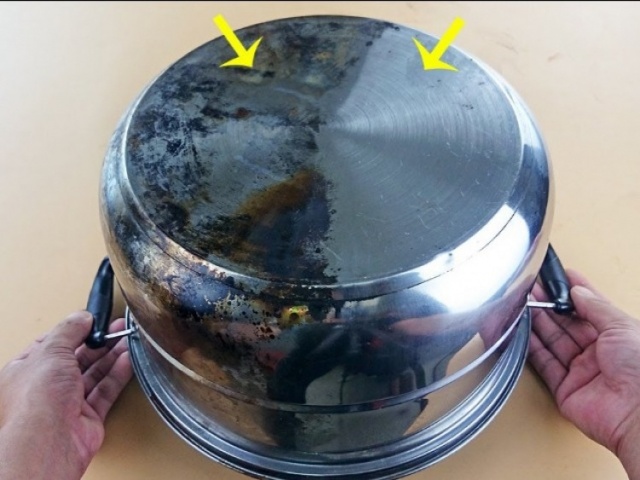 Bạn trẻ - Cuộc sống - Nồi inox chuyển sang màu đen, rắc thứ này lên trên sẽ sáng bóng như mới