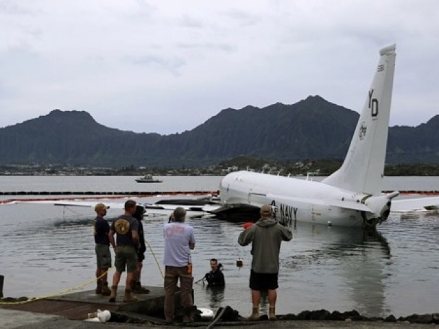 Thế giới - Máy bay khổng lồ của Mỹ mắc kẹt trên rạn san hô