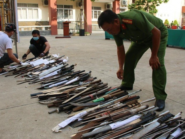 Tin tức trong ngày - Bộ Công an đề xuất thêm dao vào danh mục các loại vũ khí thô sơ