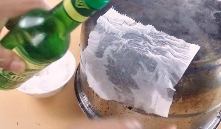 Nồi inox chuyển sang màu đen, rắc thứ này lên trên sẽ sáng bóng như mới - 3