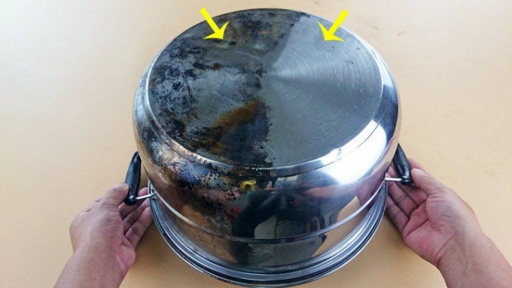 Nồi inox chuyển sang màu đen, rắc thứ này lên trên sẽ sáng bóng như mới - 1