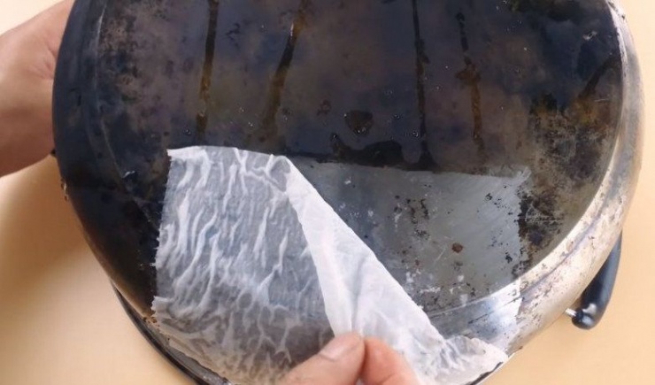 Nồi inox chuyển sang màu đen, rắc thứ này lên trên sẽ sáng bóng như mới - 4