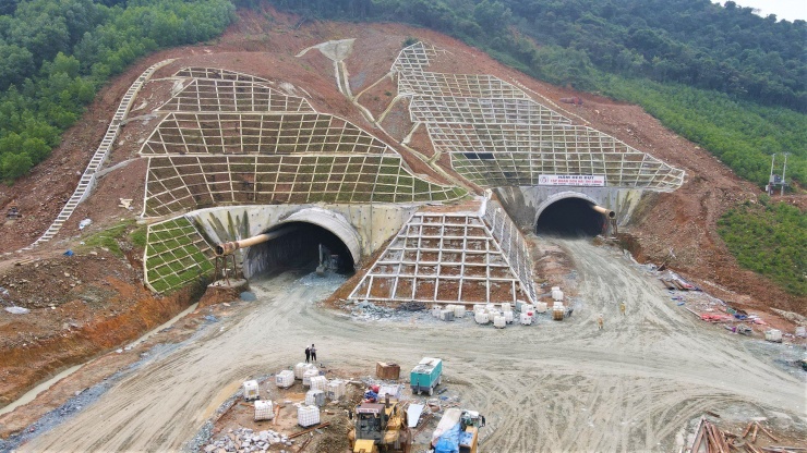 Hầm Đèo Bụt trên tuyến cao tốc Bắc – Nam, là hầm đường bộ duy nhất trong hơn 102 km cao tốc qua địa bàn Hà Tĩnh. Hầm có 2 ống hầm dài 716m và 840m. Đây là điểm nhấn trên trên dự án thành phần cao tốc Vũng Áng – Bùng, nối 2 tỉnh Hà Tĩnh và Quảng Bình.