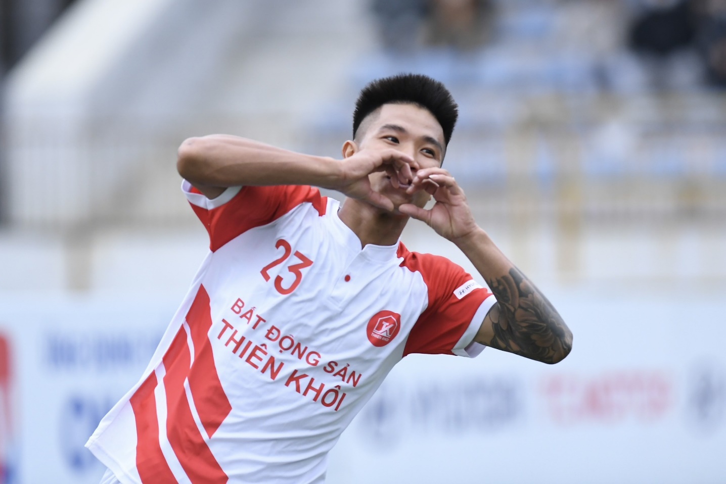 Khôi “ngò” ăn mừng sau bàn thắng đưa Thiên Khôi FC vượt lên dẫn trước
