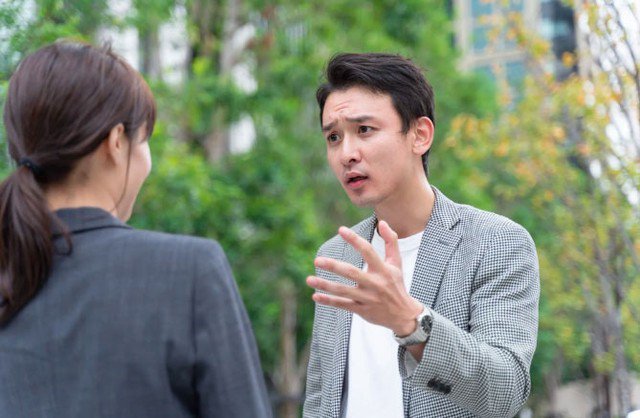 Những ông chồng sống như khách trọ trong nhà, ra ngoài thì ba hoa, về nhà chẳng mó tay tới việc gì hay luôn đổ lỗi cho ngoại cảnh... dễ khiến vợ thấy hối tiếc khi kết hôn. Ảnh minh họa