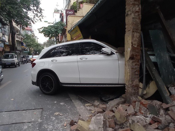 Ô tô Mercedes lao thẳng vào nhà dân trên phố cổ Hà Nội- Ảnh 1.