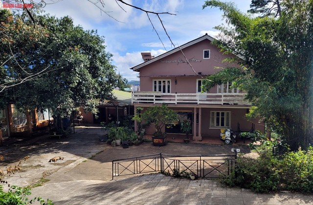 Tài sản trên đất là một biệt thự loại 3 (1 hầm, 1 trệt, 1 lầu) rộng 180 m2 (diện tích sàn 341 m2) cùng 2 ngôi nhà phụ cấp 4. Tất cả các công trình trước đây được dùng làm nhà hàng.