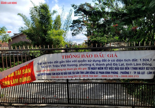 Thông báo đấu giá tài sản của UBND TP Đà Lạt được treo trước cổng số 01 Triệu Việt Vương. Giá khởi điểm đấu giá biệt thự - đất này là 148,3 tỉ đồng (hơn 77 triệu đồng/m2), người tham gia đấu giá phải đặt trước 20%, tương ứng gần 29,7 tỉ đồng, bước giá được quy định là 50 triệu đồng.
