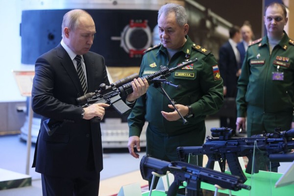 Tổng thống Vladimir Putin và Bộ trưởng Quốc phòng Sergey Shoygu.