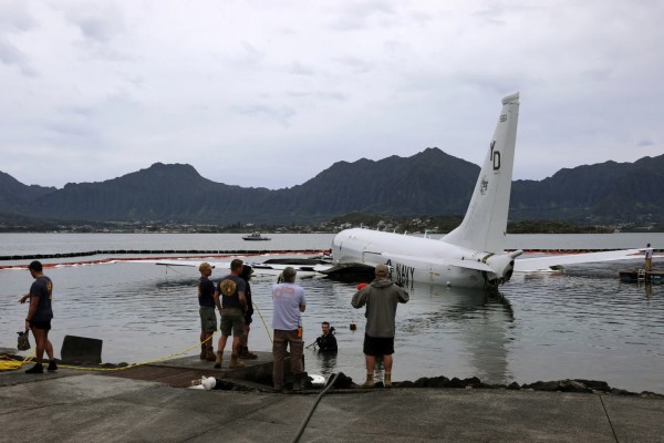 Chiếc máy bay bị rơi và mắc kẹt trên rạn san hô ở Hawaii. Ảnh AP.&nbsp;