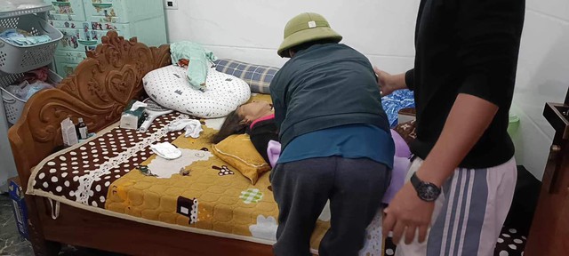 Người dân nhanh chóng phá cửa cứu sống 3 người trong một gia đình bị ngạt khí do đốt than sưởi ấm khi ngủ (Ảnh Công an Ích Hậu)