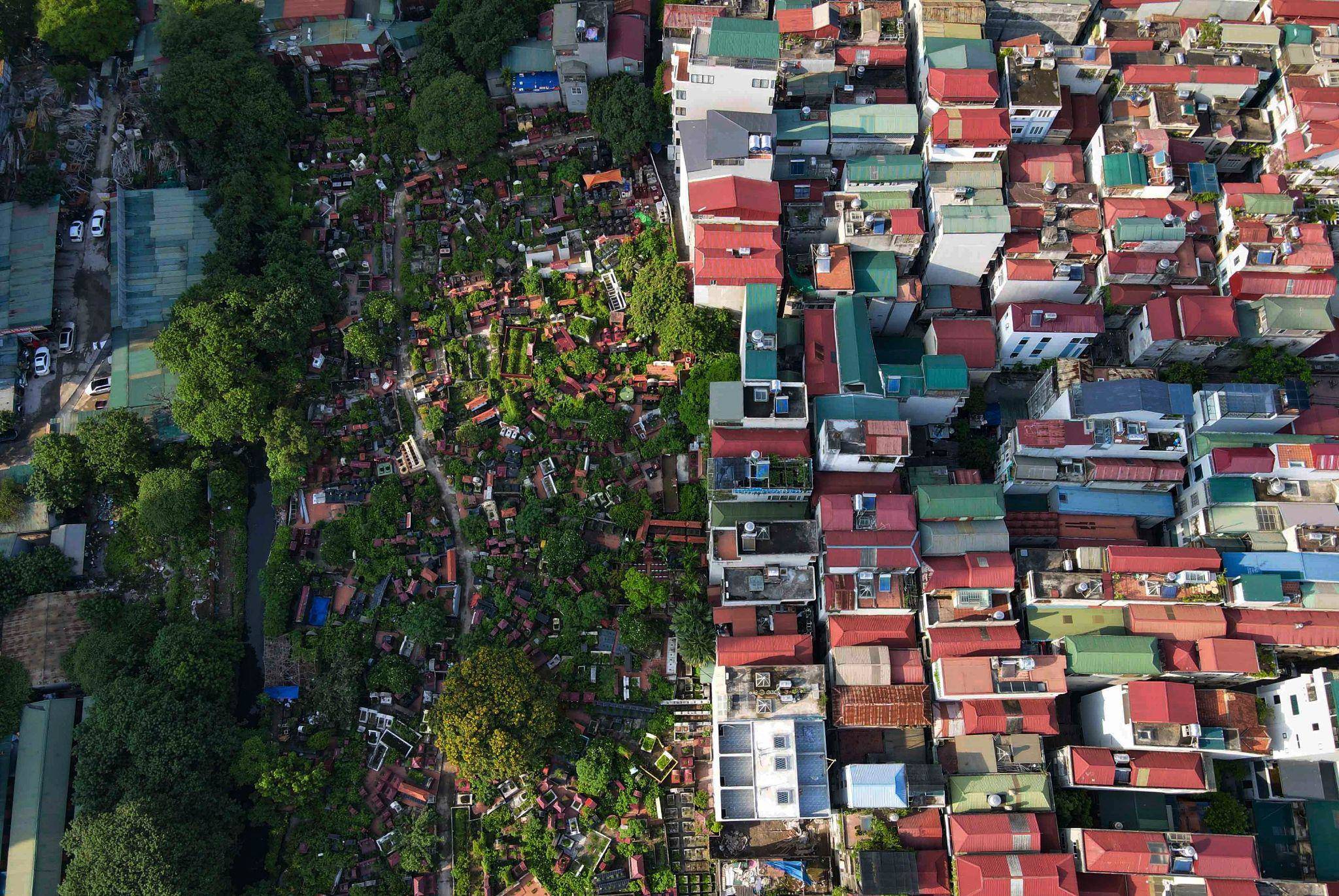 Nghĩa trang truyền thống ngay cạnh khu dân cư đông đúc