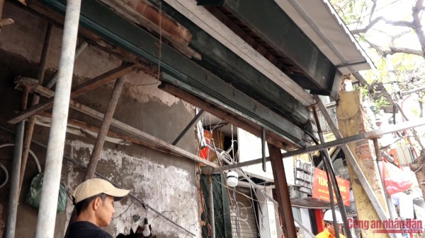 Ngôi nhà đang được gia cố, chống đổ sập.