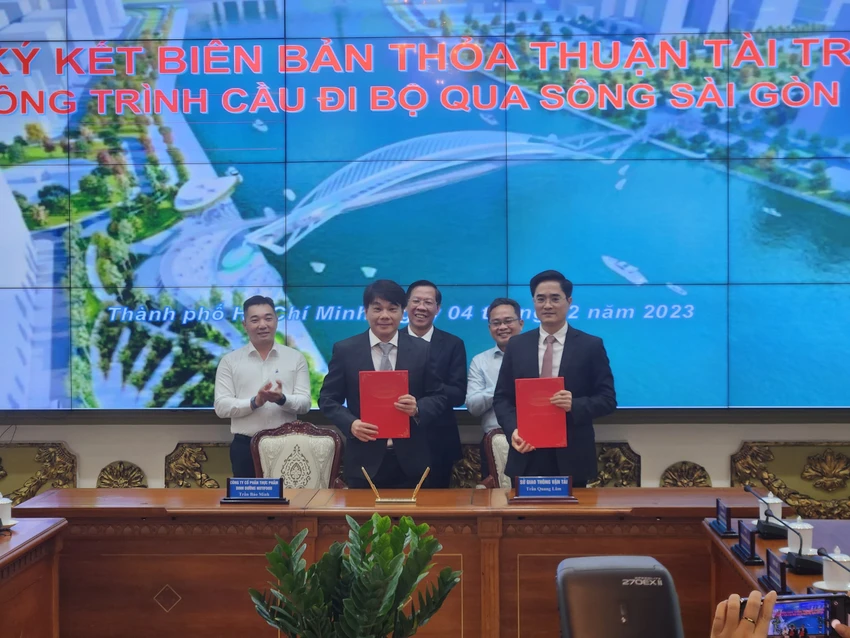 Công ty CP Thực phẩm Dinh dưỡng Nutifood và Sở GTVT TP.HCM chính thức ký kết Biên bản thỏa thuận tài trợ về việc xây dựng cầu đi bộ qua sông Sài Gòn.