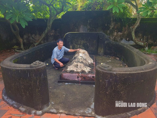 Cụ Hoàng Tư Bảnh bên mộ phần của danh tướng Hoàng Kế Viêm. Ảnh: Hoàng Phúc