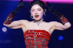 Làm đẹp - Xuất hiện mỹ nữ cơ bắp có gương mặt tựa búp bê sống gây "sốt" mạng xã hội