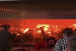 Tin tức trong ngày - “Biển lửa” bao trùm cửa hàng xe đạp, cô gái thoát nạn nhờ nhanh trí