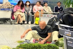 Tin tức trong ngày - Hình ảnh khách Tây ngồi nhặt rau giữa sảnh sân bay Nội Bài gây xôn xao mạng xã hội
