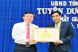 Tin tức trong ngày - Tặng bằng khen thầy giáo dũng cảm cứu 3 người thoát chết trong lũ