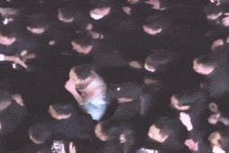 Đời sống Showbiz - Loạt sao Việt "ẵm" nút Kim cương: Người bị chỉ trích, người được vây kín tại phố đi bộ