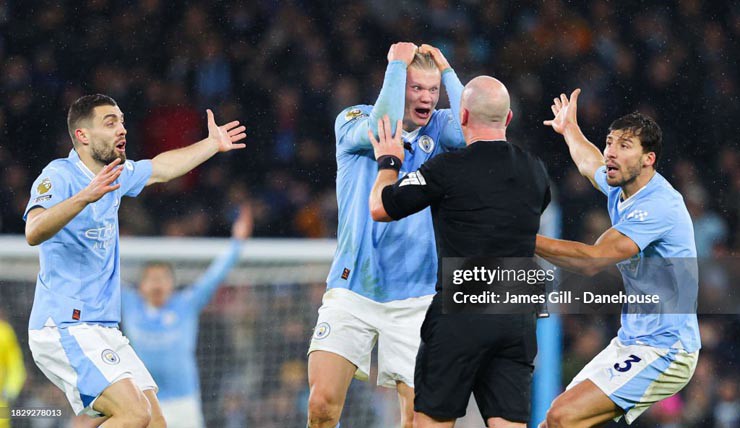 Các cầu thủ Man City giận dữ với trọng tài Hooper