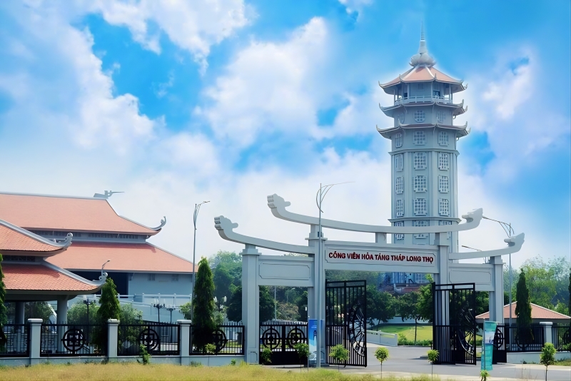 Tháp Long Thọ tọa lạc tại vị trí thuận lợi và trang nghiêm