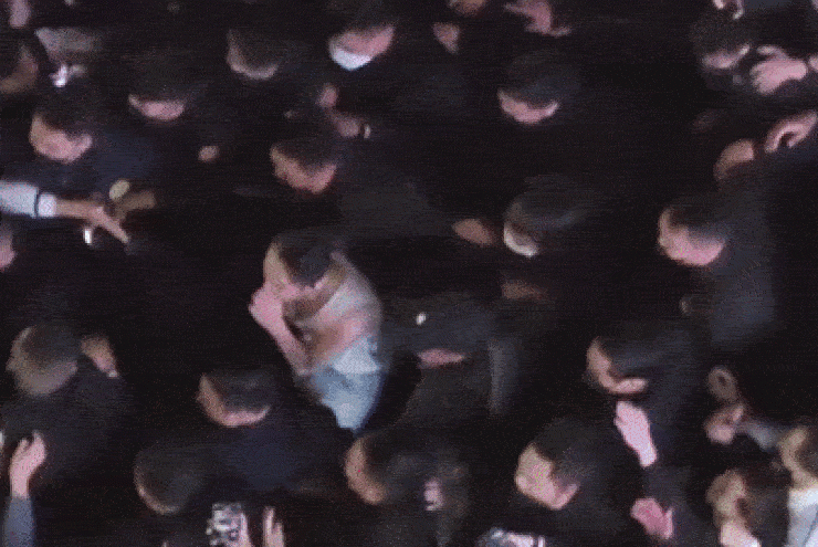 Loạt sao Việt "ẵm" nút Kim cương: Người bị chỉ trích, người được vây kín tại phố đi bộ - 2