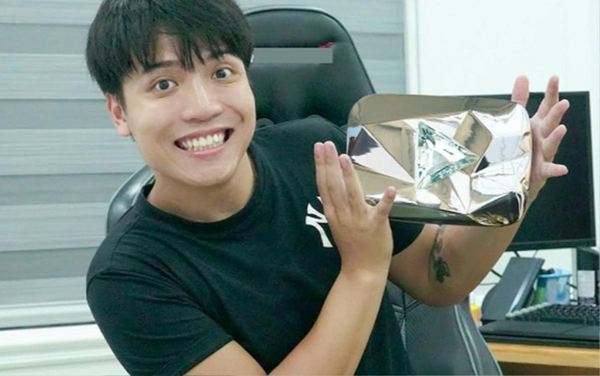 Loạt sao Việt "ẵm" nút Kim cương: Người bị chỉ trích, người được vây kín tại phố đi bộ - 5