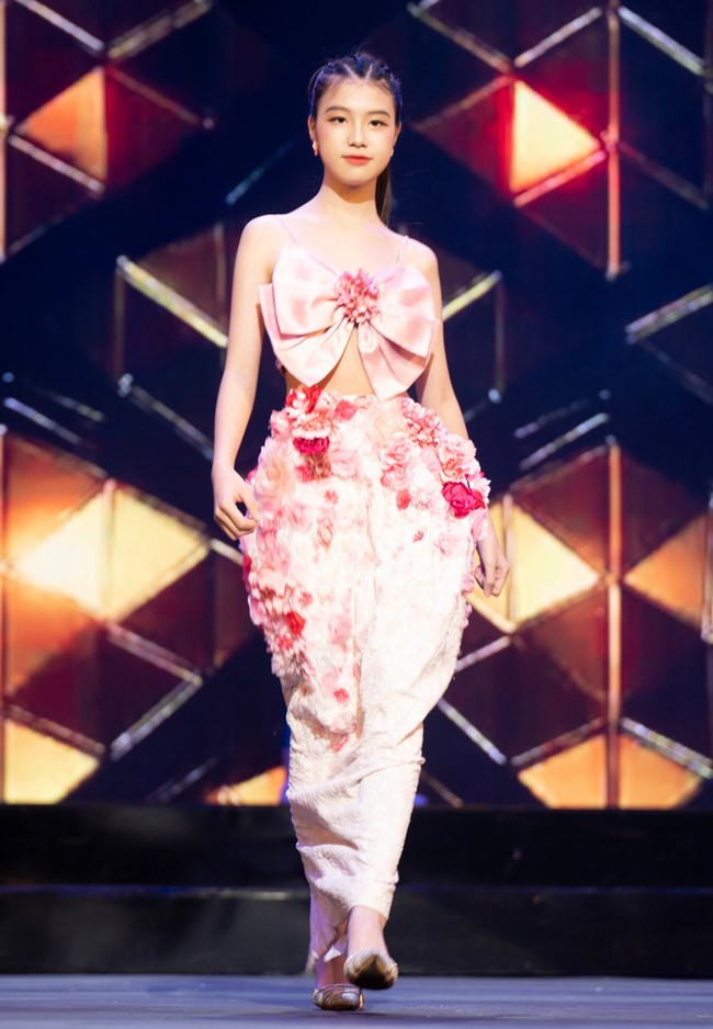 Sinh năm 2012 tại Hà Nội, Nguyễn Ngọc Bảo Hân gây chú ý với làng mẫu nhí khi sở hữu gương mặt sáng, đôi mắt long lanh, má lúm đồng tiền duyên dáng.