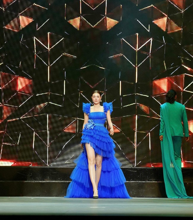 Màn trình diễn thứ 2 là BST “Flower (Sắc hoa), diễn viên Thanh Hương và siêu mẫu Đình Quyền mặc thiết kế mới nhất từ thương hiệu thời trang Leika. 