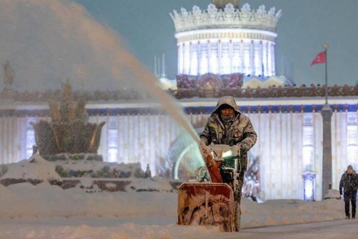 Một công nhân dọn tuyết khi tuyết rơi dày ở Moscow vào ngày 3-12. Ảnh: Reuters