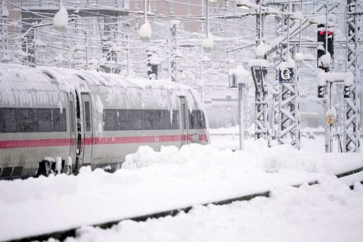 Một đoàn tàu đậu ở nhà ga trung tâm Munich - Đức, sau khi tuyết rơi dày đặc. Ảnh: AP