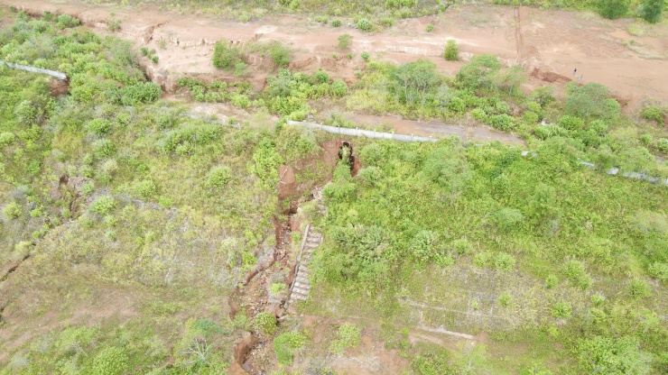 Tuy nhiên, quá trình thực hiện gói thầu San nền và gia cố mái taluy thuộc dự án, công trình đã xảy ra 5 lần sụt trượt (lần đầu tiên vào ngày 27/8/2018, lần thứ 5 vào ngày 13/10/2020), gây thiệt hại cho ngân sách Nhà nước hàng chục tỷ đồng.