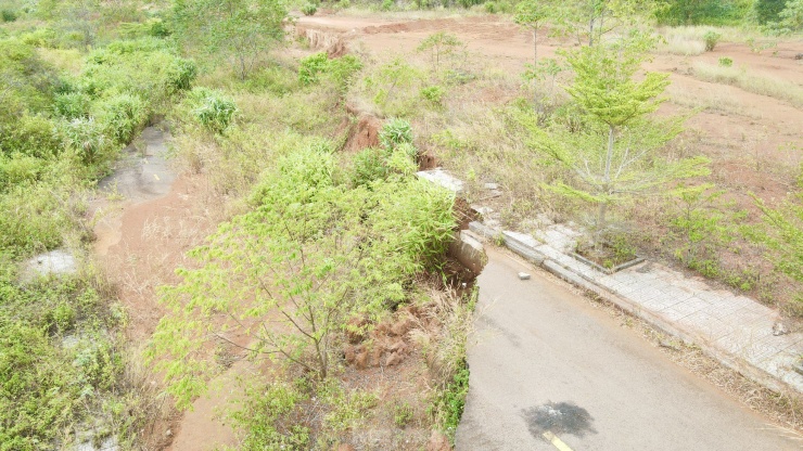 Đường bị đứt gãy.